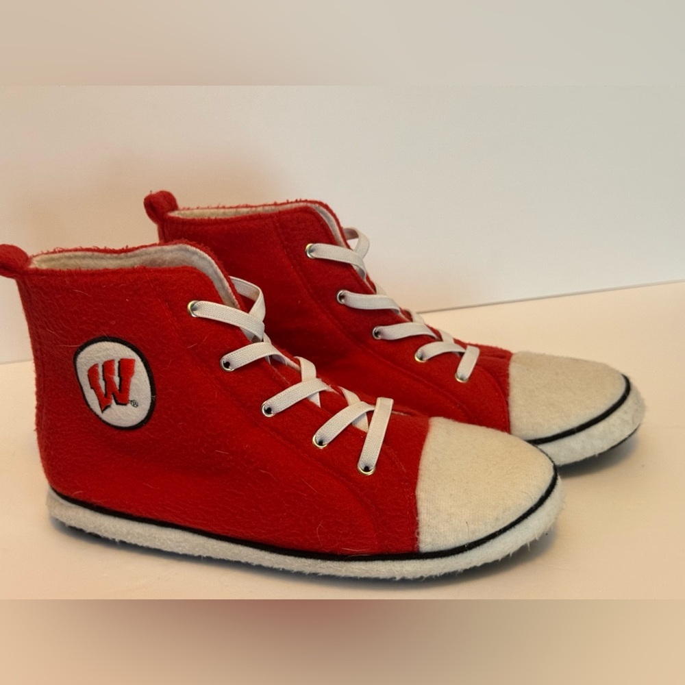 NCAA WISCONSIN BADGERS
MEN'S 9/10 WOMEN'S 11/12 HIGH TOP SNEAKER SLIPPERS